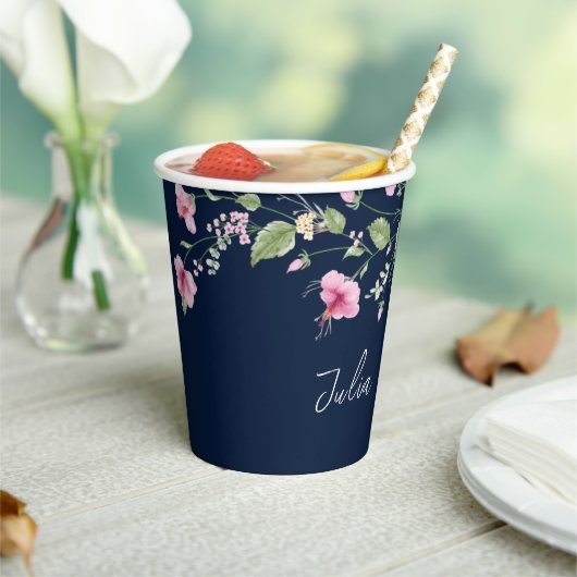 Dusty Navy Blue Pink Hibiscus Bloom Wedding Shower Papieren Bekers (Insitu)