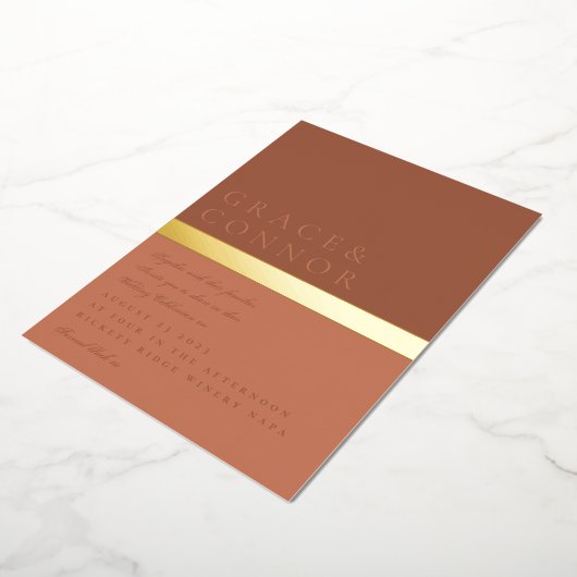 Dusty Oranje Terracotta Gold Foil Stripe Wedding Folie Uitnodiging (Gedraaid)