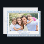 Dusty Pastel Blue Kerstboom Familiefoto Feestdagenkaart<br><div class="desc">Pastel - Stoffig blauw en wit kerstboom Vrolijk kerstfeest fotokaart. Het afbeelding en de familienaam kunnen worden vervangen op deze eenvoudige en moderne kerstfotokaart.</div>