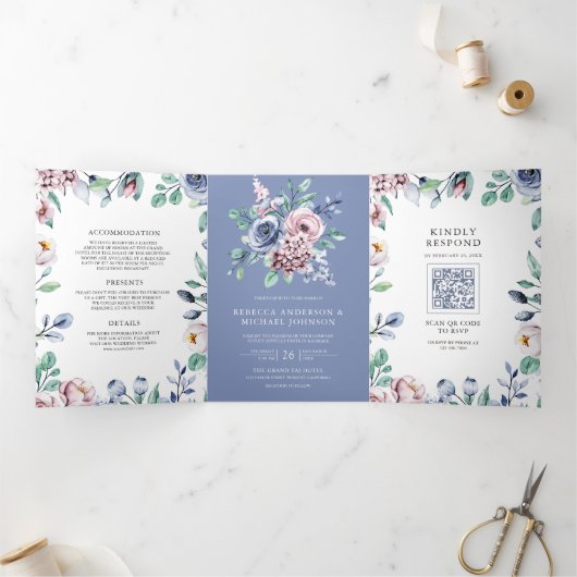 Dusty Periwinkle Blauw Roze Bloemen QR Code Bruilo Drieluik Uitnodiging (Binnen)