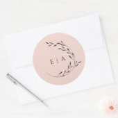 Dusty Pink Blush Minimal Initialen Krans Groot Ronde Sticker (Envelop)