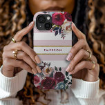 Dusty Pink Boho Floral Stripe Monogram iPhone 15 Case<br><div class="desc">De monogrammed van de douane telefoongevallen die met jouw naam of andere teksten worden gepersonaliseerd. Dit trendy boho-ontwerp is voorzien van een waterverf florale rand in roestachtige herfstkleuren op een stoffige roze en witte, gestreept achtergrond met een faux gouden folie accent. Gebruik de ontwerphulpmiddelen om het even welke achtergrondkleur te...</div>