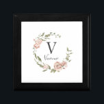 Dusty Pink Floral Monogram Naam Cadeaudoosje<br><div class="desc">Roze mosterdrozen die in groene bladeren zijn gesneden,  creëer een mooie florale kreet. Je monogram en naam volgen. Ideaal voor persoonlijk gebruik of cadeautje voor bruidsschatten,  moederdag,  afstuderen of verjaardag.</div>