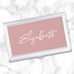 Dusty Pink Modern Brush Script Voornaam Visitekaarthouder<br><div class="desc">Een voornaam visitekaartje hoesje houder voor haar. Het script is een mooi, penseelstreek modern handgeschreven script dat een perfect cadeau voor haar is. De decoratieve stijl van de penseelstreek kan vereisen dat u uw voornaam opnieuw centreert. U kunt ook de kleur van het witte lettertype en de stijl van de...</div>