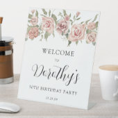 Dusty Pink Rose 50th Verjaardag Welkom Tafelblad Reclamebord Met Voetstuk (Insitu)