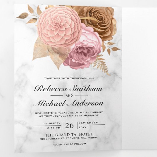 Dusty Pink Roses Earthy Floral Marble Wedding Drieluik Uitnodiging (Binnenzijde eerst)