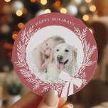 Dusty Red & White Christmas Wreath Foto Ronde Sticker<br><div class="desc">Voor meer geavanceerde aanpassing van dit ontwerp,  klikt u op de BUTTON DESIGN TOOL hierboven!</div>