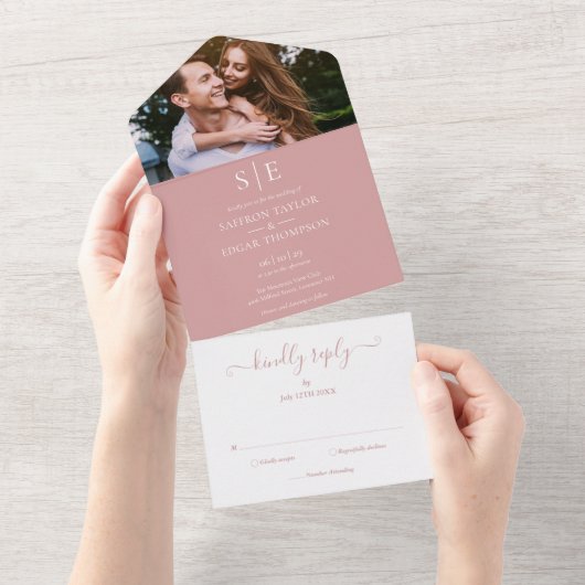 Dusty Roos and Gold Monogram Foto Weddenschap All In One Uitnodiging (Afscheurbaar)