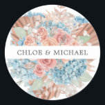 Dusty Roos Blue Hydrangea Wedding Envelope Seal Ronde Sticker<br><div class="desc">De namen van het trouwpaar zijn omringd door boven- en ondergrenzen van stoffige roze rozen en zachte blauwe hydrangebloemen. Gedroogde palmbladeren geven het een zeer modern en chic vibe. Deze moderne florale envelop zal je uitnodigingen geven, trouwbondozen en dank je dat je een heel bijzondere aanraking hebt. Het coördineert met...</div>