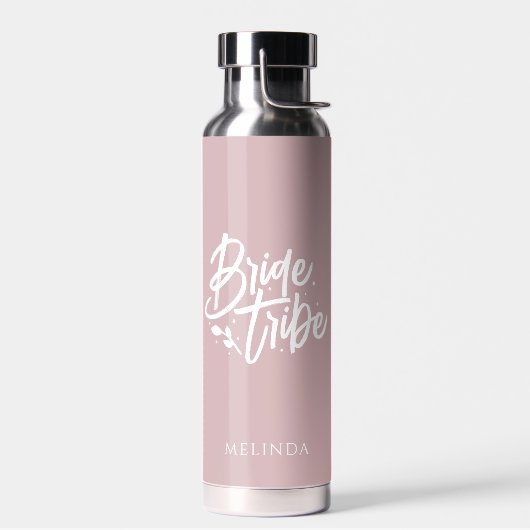 Dusty Roos Calligraphy Bride Tribe Bachelorette Waterfles (Links)