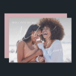 Dusty Roos Faded Foto Matron of Honor Kaart<br><div class="desc">Maak kennis met onze verbluffende, stoffige roos, gevlekte fotomatron van een eremkaart die perfect is voor uw eenvoudige moderne boho-lentesedag. Ons elegante ontwerp omvat een levendig helder, pastelkleurpalet met een chic calligraphy script. Of u nu de voorkeur geeft aan een minimalistische of klassieke stijl, ons unieke bewerkbare product biedt luxe...</div>