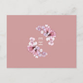 Dusty Roos Floral Monogram Doopuitnodiging Briefkaart (Achterkant)