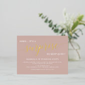 Dusty Roos & Gold Script Surprise Birthday Party Folie Uitnodiging Briefkaart (Staand Voorkant)