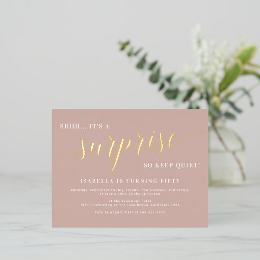 Dusty Roos & Gold Script Surprise Birthday Party Folie Uitnodiging Briefkaart (Staand Voorkant)