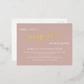 Dusty Roos & Gold Script Surprise Birthday Party Folie Uitnodiging Briefkaart (Voorkant / Achterkant)