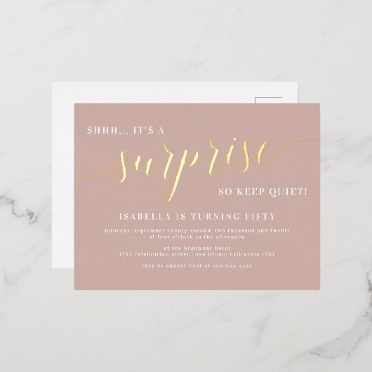 Dusty Roos & Gold Script Surprise Birthday Party Folie Uitnodiging Briefkaart (Voorkant / Achterkant)