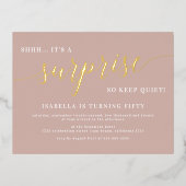 Dusty Roos & Gold Script Surprise Birthday Party Folie Uitnodiging Briefkaart (Voorkant)