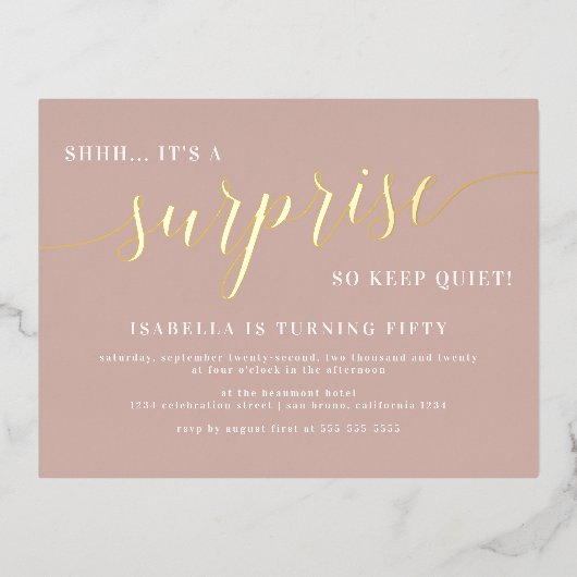 Dusty Roos & Gold Script Surprise Birthday Party Folie Uitnodiging Briefkaart (Voorkant)