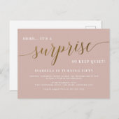 Dusty Roos & Gold Script Surprise Birthday Party Uitnodiging Briefkaart (Voorkant / Achterkant)