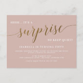 Dusty Roos & Gold Script Surprise Birthday Party Uitnodiging Briefkaart (Voorkant)