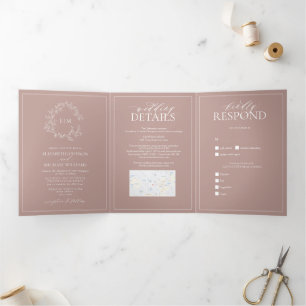 Dusty Roos Leafy Crest Monogram Weddenschap Drieluik Uitnodiging