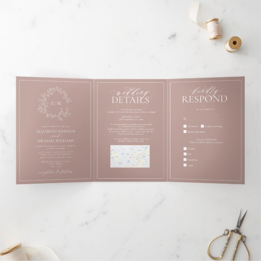 Dusty Roos Leafy Crest Monogram Weddenschap Drieluik Uitnodiging (Binnen)