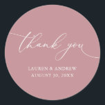 Dusty Roos Minimalist Wedding Bedankt Ronde Sticker<br><div class="desc">Onze moderne minimalistische dank aan u sticker/zegel heeft "dank u" geschreven in een modern kalligrafiekscript en kan volledig worden aangepast met jouw naam,  datums en achtergrondkleur.</div>