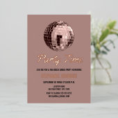 Dusty Roos Retro 70s Disco Ball Birthday Party Folie Uitnodiging (Staand Voorkant)