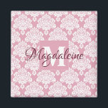 Dusty Roos Roze Damask Monogram met naam Magnet<br><div class="desc">Deze  magneet is voorzien van een wit damppatroon boven een robuust Roos of roze achtergrond. Het ontwerp is gepersonaliseerd met een monogram initiaal letter evenals een aanpasbare naam. Dit  vrouwelijke patroon maakt het een geweldig cadeau voor elke vrouw of ieder meisje.</div>