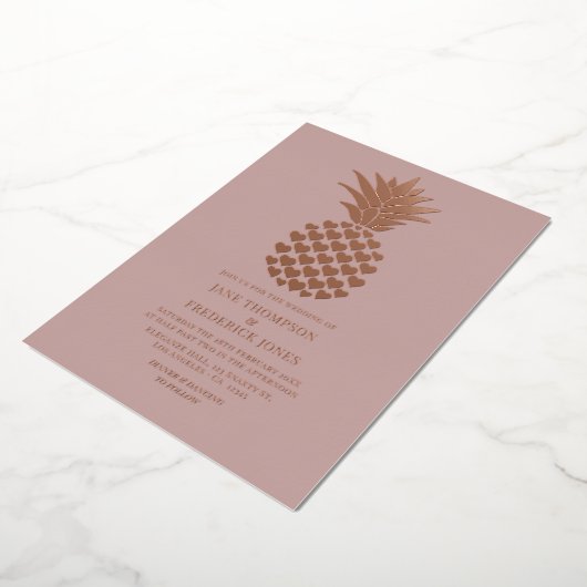 Dusty Rose & Rose Gold Tropical Pineapple Wedding Folie Uitnodiging (Gedraaid)