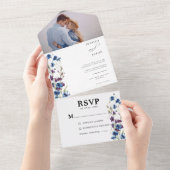 Dusty Royal Blue Paarse Bllom bruiloft All In One Uitnodiging (Afscheurbaar)