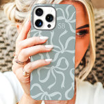 Dusty Sage Bow Monogram iPhone 16 Pro Max Hoesje<br><div class="desc">Kleed je telefoon in stijl aan met deze chique en trendy stoffige salie telefoonhoes! Met een speels patroon van handgetekende bogen en gepersonaliseerd met uw monogram, is dit hoesje de perfecte mix van mode en functie. Gemaakt van duurzame materialen om uw telefoon te beschermen tegen alledaagse stoten en krassen. Een...</div>