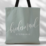 Dusty Sage Bruidsmeisje Modern Script Tote Bag<br><div class="desc">Show uw waardering voor uw bruidsfeest met deze stijlvolle stoffige salie groene bruidsmeisje canvas tas. Met modern script en aanpasbaar met de naam van uw bruidsmeisje, deze canvas tas is zowel praktisch als elegant. De zachte kleur en het chique ontwerp maken het perfect voor het dragen van bruiloft dag benodigdheden...</div>