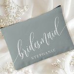 Dusty Sage Bruidsmeisje Moderne Kalligrafie Etui<br><div class="desc">Vier uw bruidsfeest met deze elegante stoffige salie bruidsmeisje accessoire zakje. Met moderne kalligrafie en aanpasbaar met de naam van uw bruidsmeisje, is dit zakje zowel stijlvol als praktisch. De zachte stoffige salie kleur en het elegante script creëer hebben een verfijnde look, perfect voor het houden van make-up, toiletartikelen of...</div>
