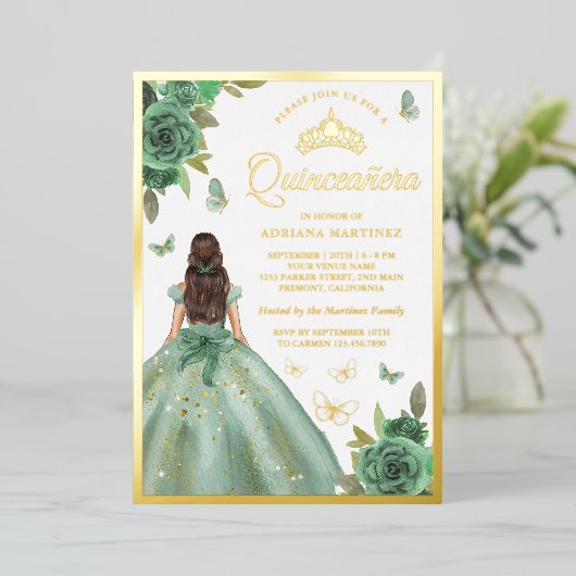 Dusty Sage Green Floral Butter Quinceanera Gold Folie Uitnodiging (Staand Voorkant)