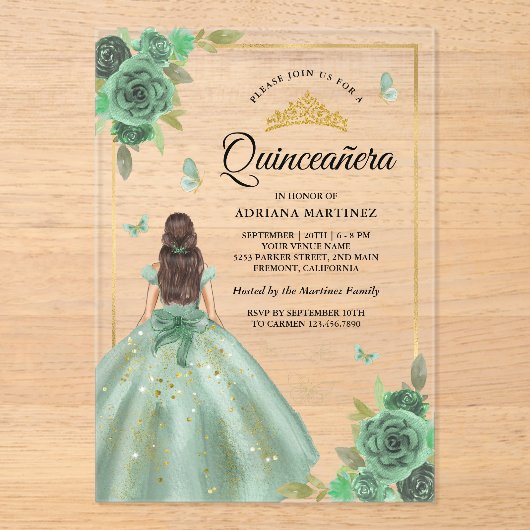 Dusty Sage Green Floral Butterfly Quinceanera Acryl Uitnodigingen (Voorkant)