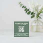 Dusty Sage Green Monogram QR Code Trouwwebsite Informatiekaartje (Staand voorkant)