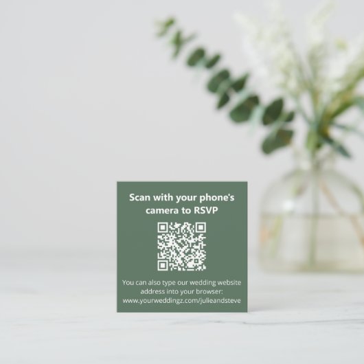 Dusty Sage Green Monogram QR Code Trouwwebsite Informatiekaartje (Staand voorkant)