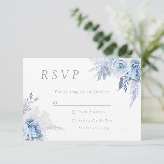 Dusty Sky Blue Goddelijke Bloemen Bruiloft Alles E RSVP Kaartje (Staand voorkant)