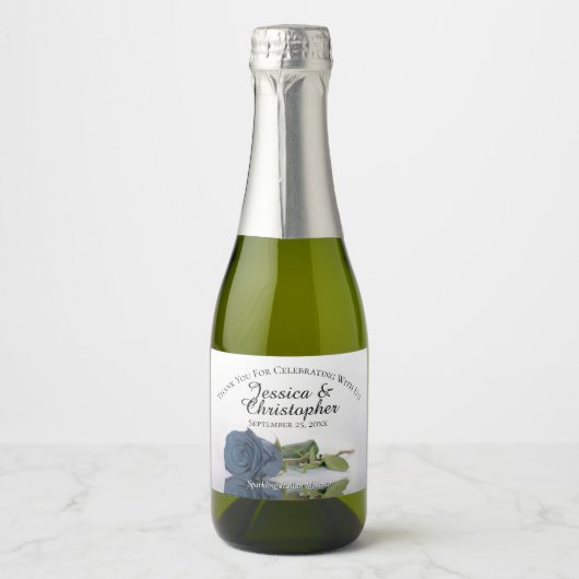 Dusty Steel Blue Roos Wedding Bedankt Mini Sparkling Wijnetiket (Voorkant)