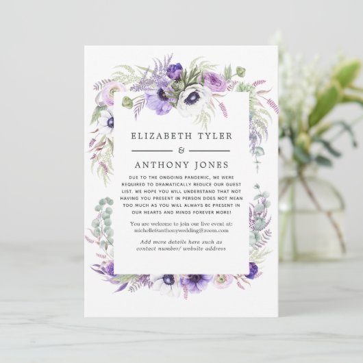 Dusty Violet Floral Reduced Wedding Guest List Aankondiging (Staand voorkant)