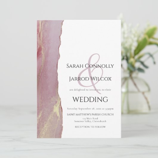 Dusty Viva Magenta Wedding Uitnodiging (Staand voorkant)