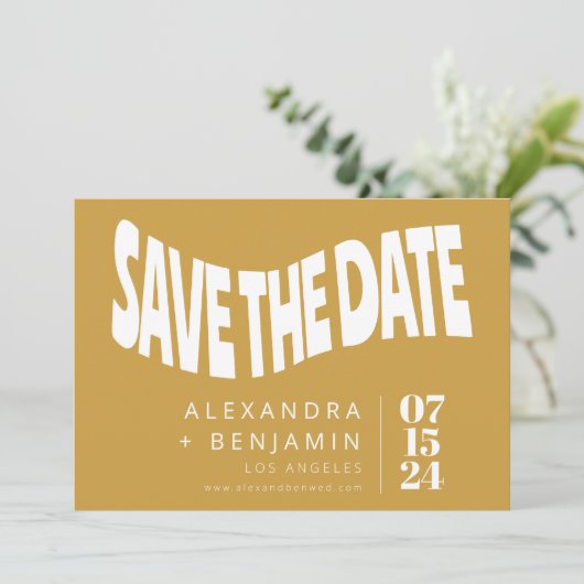 Dusty Yellow Fun Retro Typografie Groovy Wedding Save The Date (Staand voorkant)