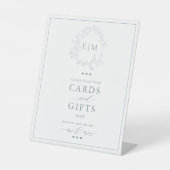 Dustyt Blue Leafy Crest Monogram Card & Gifts Reclamebord Met Voetstuk (Voorkant)