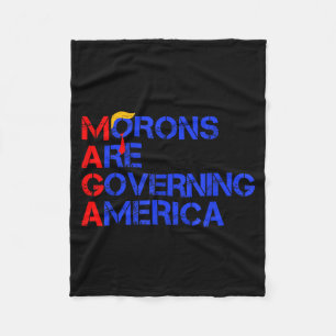 Dwaasheid regeert Amerika Grappig Trump 2024 Fleece Deken