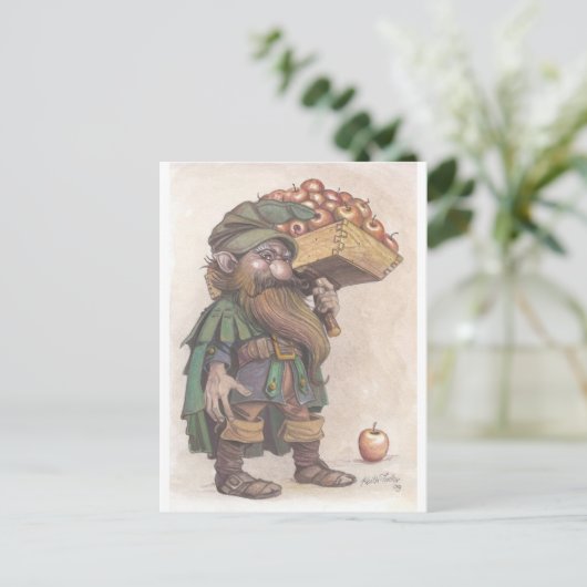 Dwarf carrying apples briefkaart (Staand voorkant)