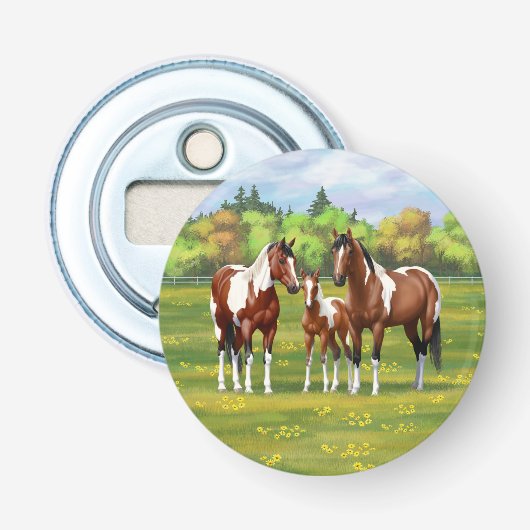 Dwarsboompaarden van de baai in het zomerdeeg button flesopener (Voorkant)