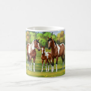 Dwarsboompaarden van de baai in het zomerdeeg koffiemok