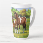 Dwarsboompaarden van de baai in het zomerdeeg latte mok (Rechterhoek)