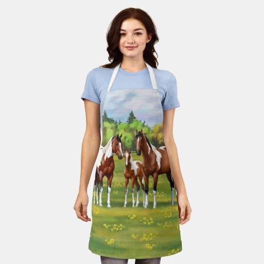 Dwarsboompaarden van de baai in het zomerdeeg schort (Gedragen)